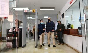 El presidente de Vox en Ceuta, Juan Sergio Redondo (i), y el policía nacional Francisco Javier Ruiz, ‘Pachi’, diputado de Vox en la Asamblea de Ceuta (d), a su salida tras sentarse en el banquillo de los acusados del Juzgado de Instrucción número 5 de Ceu