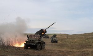 Un lanzacohetes múltiple ucraniano BM-21 "Grad" bombardea la posición de las tropas rusas, cerca de Lugansk, en la región de Donbas, el 10 de abril de 2022.