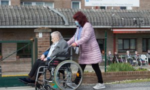 11/4/22-Una mujer pasea a una anciana en silla de ruedas, en las inmediaciones de la residencia geriátrica de As Gándaras para visitar a un familiar, a 17 de abril de 2021, en Lugo, Galicia (España).