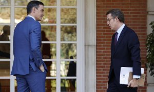 El presidente del Gobierno, Pedro Sánchez, recibe al nuevo líder del PP, Alberto Núñez Feijóo, el pasado jueves en el Palacio de la Moncloa en Madrid.