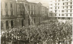 12/04/2022. Los bomberos cambian el nombre a la plaza de Eibar.