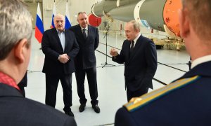 El presidente ruso, Vladimir Putin (derecha), habla junto al presidente bielorruso, Alexander Lukashenko (izquierda), y el director general de la Corporación Espacial Estatal de Roscosmos, Dmitry Rogozin (centro), observan una sala de montaje de cohetes e