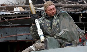 Un miembro del servicio de las tropas prorrusas carga granadas propulsadas por cohetes en un vehículo de combate de infantería durante los combates en el conflicto entre Ucrania y Rusia cerca de una planta de la empresa Azovstal Iron and Steel Works en la