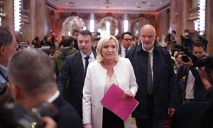 13/04/2022-La candidata del partido francés de extrema derecha Agrupación Nacional (RN), Marine Le Pen, llega para dar una rueda de prensa sobre su política de Asuntos Exteriores en el hotel Salons Hoche en París, Francia, el 13 de abril
