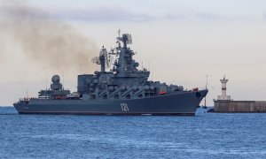 Imagen de archivo del 'Moskva', buque insignia de la Armada rusa, mientras navega cerca del puerto de Sebastopol, Crimea, a 16 de noviembre de 2021.