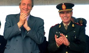 El expresidente de Argentina, Néstor Kichner aplaude junto al general Roberto Bendini durante el Día de las Fuerzas Armadas, en Buenos Aires en el año 2003