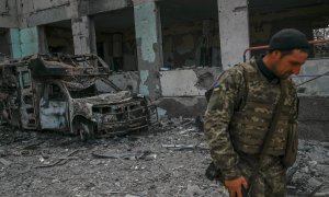 Un soldado ucraniano se para frente a una escuela bombardeada en la aldea de Zelenyi Hai, en el sur de Ucrania, entre Jersón y Mykolaiv, a 1 de abril de 2022.