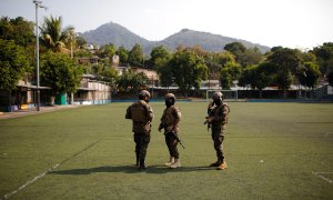 07/04/2022 Soldados, en un campo de fútbol mientras supervisan a detenidos por pintar graffitis relacionados con las pandillas