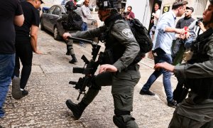 La policía fronteriza israelí persigue a jóvenes palestinos en la Ciudad Vieja de Jerusalén, el 17 de abril de 2022.