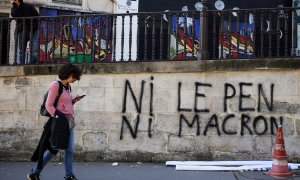 Pintadas contra los dos candidatos en la segunda vuelta de las elecciones presidenciales francesas, Emmanuel Macron y Marine le Pen, una calle de París. REUTERS/Sarah Meyssonnier