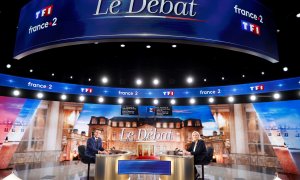 El presidente de la República francesa, Emmanuel Macron, y la candidata de la ultraderecha a la presidencia de Francia, Marine Le Pen,  antes del inicio del debate.