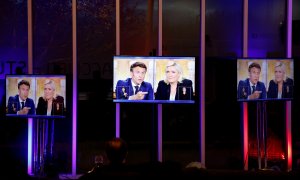 Varios monitores muestran el debate electoral previo a la segunda vuelta de las presidenciales francesas, entre Emmanuel Macron y Manine Le Pen, en Saint-Denis, al norte de París. Ludovic Marin/Pool/ REUTERS