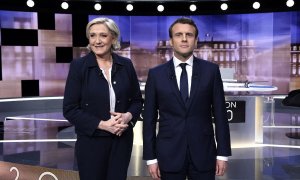 Emmanuel Macron y Marine Le Pen posan antes del inicio del debate televisado, en París, a 20 de abril de 2022.