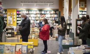 Varios clientes en una librería del centro de Barcelona este miércoles.