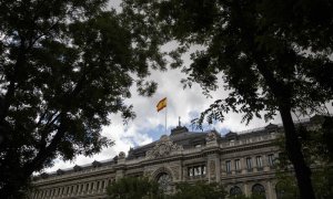Una bandera de España ondea sobre el Banco de España, en Madrid. REUTERS/Andrea Comas.