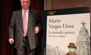 22/04/2022. El escritor, político y periodista, Mario Vargas Llosa, posa durante la presentación de su libro 'La mirada quieta (de Pérez Galdós)', en el Ateneo de Madrid, a 7 de abril de 2022.