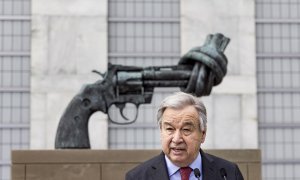 El secretario general de las Naciones Unidas, Antonio Guterres, hace una declaración pidiendo un alto el fuego en los combates entre Rusia y Ucrania frente a la escultura de bronce titulada 'The Knotted Gun' del artista sueco Carl Fredrik Reutersward fuer
