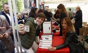a escritora María Dueñas posa para una foto mientras firma ejemplares de sus libros en el Paseo de Gràcia con motivo de la celebración de Sant Jordi en Barcelona este sábado.