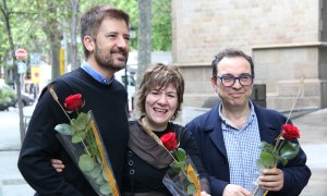 D'esquerra a dreta: els autors Toni Cruanyes, Empar Moliner i Sergi Belbel en la foto de família de l'esmorzar literari organitzat pel Grup 62 durant la diada de Sant Jordi.
