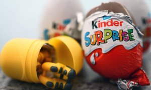 04 de abril de 2022, Reino Unido, Londres: Un juguete se encuentra junto a una variante británica de un huevo Kinder Sorpresa