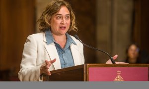 La alcaldesa de Barcelona, Ada Colau; interviene durante la inauguración de la festividad de Sant Jordi, a 23 de abril de 2022, en Barcelona.