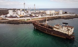 Un barco barado delante de la planta de Unelco en Las Caletas (Lanzarote).