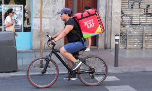 Fotografía de un repartidor de la empresa de reparto Just Eat transitando en bicicleta por una calle del centro de Madrid, a 1 de agosto de 2019.