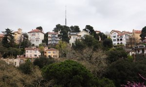 Vista de algunas de las casas de Vallvidrera, que se encaraman a la sierra de Collserola, por encima de la ciudad.