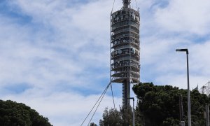 La torre de Collserola, diseñada por Norman Foster e inaugurada por los Juegos Olímpicos de Barcelona en 1992. Pepe Carvalho se quejó de que por culpa de la torre de Collserola su teléfono hacía interferencias.