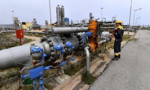 Un empleado trabaja en el segmento tunecino del gasoducto transmediterráneo (Transmed), a través del cual fluye gas natural desde Argelia a Italia, en El-Haouaria (Túnez). AFP/Fethi Belaid