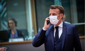 5/2/22 El presidente francés, Emmanuel Macron, hablando por teléfono durante un Consejo Europeo en Bruselas en julio del 2020