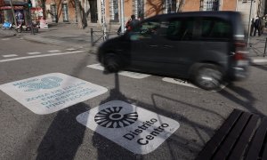 Un vehículo circula dos días después de la entrada en vigor de la Zona de Bajas Emisiones (ZBE), a 3 de enero de 2022, en Madrid.