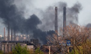 Columnas de humo de la acería Azovstal de Mariúpol, a 2 de mayo de 2022.