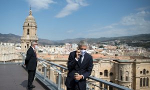 El ministro del Interior de España, Fernando Grande-Marlaska, habla por teléfono durante una conferencia de ministros del Interior de MED5 sobre políticas de migración y asilo en los países mediterráneos de Europa, en Málaga el 25 de septiembre de 2021.