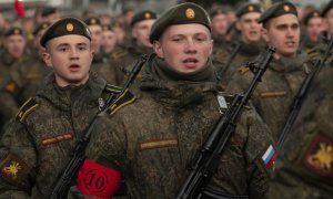 05/05/2022 - Cadetes de las escuelas militares del ejército ruso se dirigen hacia la Plaza Roja antes de un ensayo el 4 de mayo de 2022 para el desfile militar del Día de la Victoria. (Moscú, Rusia).