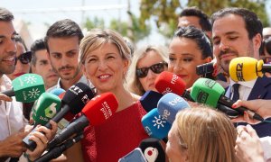 Yolanda Díaz atiende a los medios en la Feria de Sevilla.