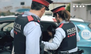 6/5/22-Dos agentes de los Mossos d'Esquadra durante su jornada laboral el pasado 5 de mayo de 2022, en Barcelona.