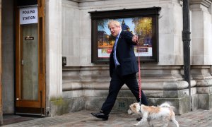 El primer ministro británico, Boris Johnson, llega a un colegio electoral con su perro Dilyn para votar durante las elecciones locales en Westminster, Londres.