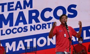 El candidato presidencial filipino Ferdinand "Bongbong" Marcos Jr, hijo del difunto dictador Ferdinand Marcos, habla con sus seguidores durante un mitin de campaña