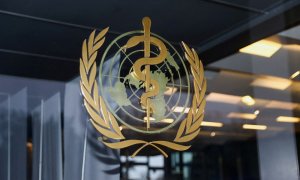10/05/2022. El logotipo de la Organización Mundial de la Salud (OMS) en la puerta de su sede en Ginebra, Suiza, a 10 de mayo de 2022.