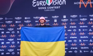 (10/5/2022) Uno de los miembros de la banda ucraniana Kalush Orchestra, sujetando la bandera de su país.