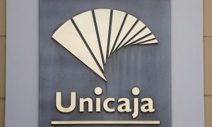 El logo de Unicaja en la fachada de una de las sucursales del banco en la localidad malagueña de  Ronda. REUTERS/Jon Nazca