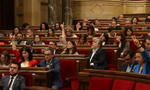 Junts i ERC voten a favor de la dimissió de Robles i el PSC hi vota en contra durant el ple del Parlament.