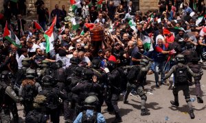 "El reinado de la absoluta impunidad y crueldad": críticas ante las agresiones de Israel en el traslado del féretro de la periodista Shireen Abu Akleh