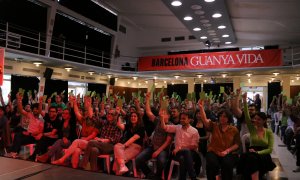 Les bases de BComú demanen a Ada Colau que opti a un tercer mandat en un un assemblea a la Zona Franca.