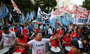12/05/2022 Miembros de organizaciones sociales y grupos de izquierdas se manifiestan en la Plaza de Mayo, en Buenos Aires, para pedir al Gobierno argentino acciones urgentes contra la inflación
