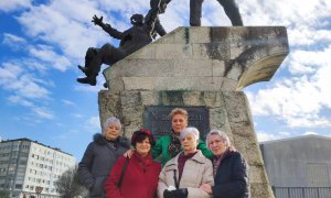 16/5/22 Encarnación Puentes, Fina Piñón, Fina Varela, Sari Alabau y Ánxela Loureiro, en el monumento a los obreros asesinados por el franquismo