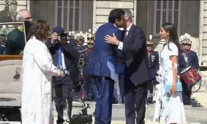Los reyes reciben con honores militares al emir de Catar y a su mujer