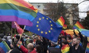 17/5/22-La gente ondea una bandera gigante del arco iris durante el tercer desfile del orgullo LGBT en Polonia, a 23 de octubre de 2021.