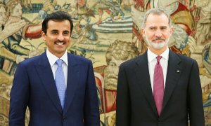 El emir de Qatar, el jeque Tamim bin Hamad al-Thani, posa con el rey Felipe VI durante su visita a España en mayo de 2022.
